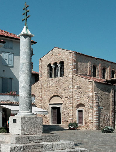 Grado, Basilica di Santa Maria delle Grazie, prezioso incunabolo d’architettura paleocristiana risalente al V secolo e riedificata alla fine del VI.